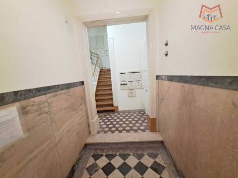 Apartamento T3 para venda na Avenida General Roçadas - Lisboa, totalmente remodelado com materiais de excelente qualidade