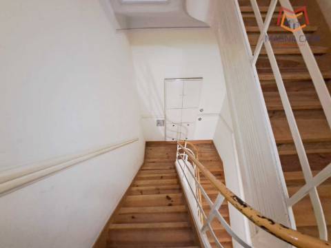 Apartamento T3 para venda na Avenida General Roçadas - Lisboa, totalmente remodelado com materiais de excelente qualidade