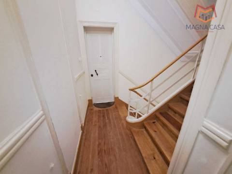 Apartamento T3 para venda na Avenida General Roçadas - Lisboa, totalmente remodelado com materiais de excelente qualidade