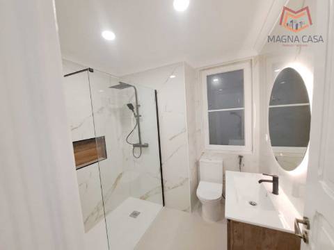 Apartamento T3 para venda na Avenida General Roçadas - Lisboa, totalmente remodelado com materiais de excelente qualidade