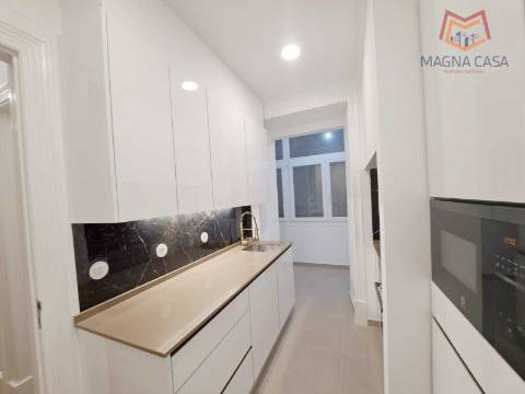 Apartamento T3 para venda na Avenida General Roçadas - Lisboa, totalmente remodelado com materiais de excelente qualidade