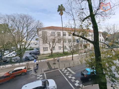 Apartamento T3 para venda na Avenida General Roçadas - Lisboa, totalmente remodelado com materiais de excelente qualidade