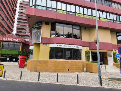 Loja Premium no Centro Comercial das Palmeiras em Oeiras Uma Oportunidade Rara para o Seu Negócio