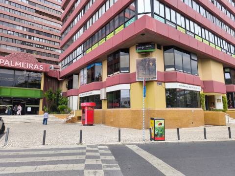 Loja Premium no Centro Comercial das Palmeiras em Oeiras Uma Oportunidade Rara para o Seu Negócio