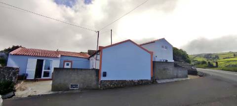 VENDA de MORADIA + Apartamento com vista mar - Cedros, Santa Cruz das Flores, Ilha das Flores, Açores