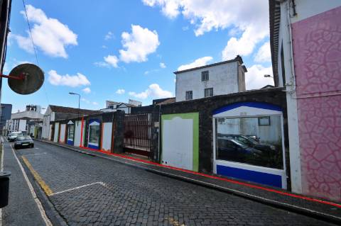 VENDA de AMPLO EDIFÍCIO/PRÉDIO no Centro Histórico de Ponta Delgada (São José), Ilha São Miguel, Açores