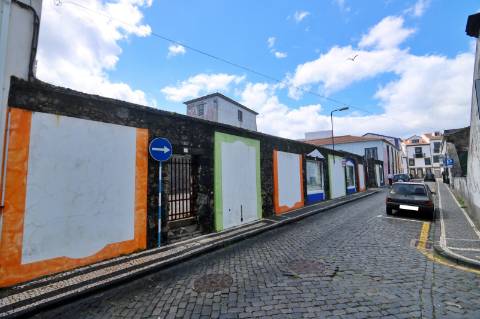 VENDA de AMPLO EDIFÍCIO/PRÉDIO no Centro Histórico de Ponta Delgada (São José), Ilha São Miguel, Açores