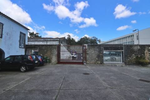 VENDA de AMPLO EDIFÍCIO/PRÉDIO no Centro Histórico de Ponta Delgada (São José), Ilha São Miguel, Açores