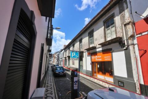 VENDA de AMPLO EDIFÍCIO/PRÉDIO no Centro Histórico de Ponta Delgada (São José), Ilha São Miguel, Açores