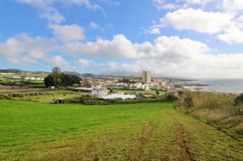 VENDA de AMPLO TERRENO junto à Praia das Milícias, com VISTA sobre o MAR, São Roque, Ponta Delgada