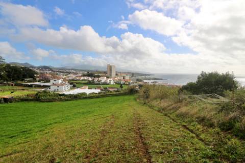 VENDA de AMPLO TERRENO junto à Praia das Milícias, com VISTA sobre o MAR, São Roque, Ponta Delgada