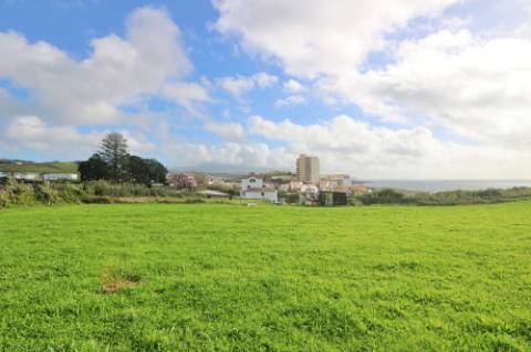 VENDA de AMPLO TERRENO junto à Praia das Milícias, com VISTA sobre o MAR, São Roque, Ponta Delgada