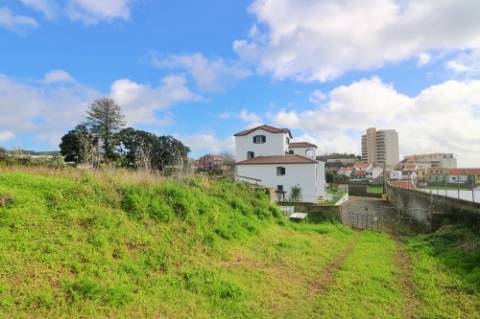 VENDA de AMPLO TERRENO junto à Praia das Milícias, com VISTA sobre o MAR, São Roque, Ponta Delgada
