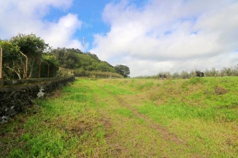 VENDA de AMPLO TERRENO junto à Praia das Milícias, com VISTA sobre o MAR, São Roque, Ponta Delgada