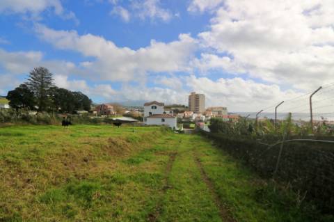 VENDA de AMPLO TERRENO junto à Praia das Milícias, com VISTA sobre o MAR, São Roque, Ponta Delgada