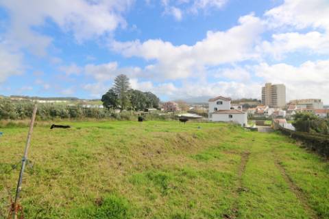 VENDA de AMPLO TERRENO junto à Praia das Milícias, com VISTA sobre o MAR, São Roque, Ponta Delgada