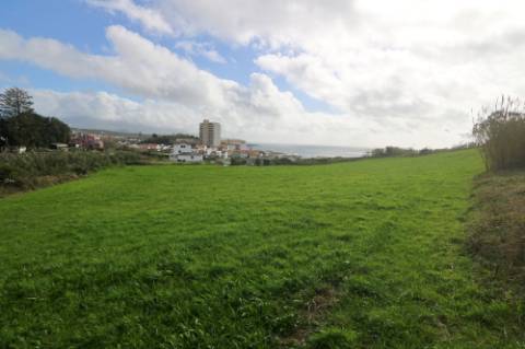 VENDA de AMPLO TERRENO junto à Praia das Milícias, com VISTA sobre o MAR, São Roque, Ponta Delgada
