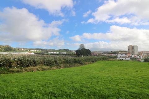 VENDA de AMPLO TERRENO junto à Praia das Milícias, com VISTA sobre o MAR, São Roque, Ponta Delgada