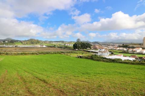 VENDA de AMPLO TERRENO junto à Praia das Milícias, com VISTA sobre o MAR, São Roque, Ponta Delgada