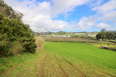 VENDA de AMPLO TERRENO junto à Praia das Milícias, com VISTA sobre o MAR, São Roque, Ponta Delgada