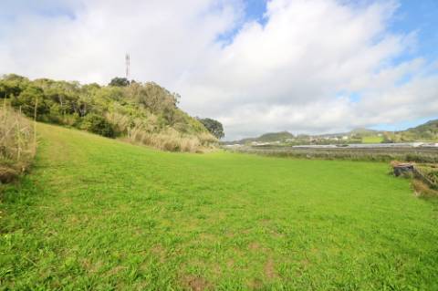VENDA de AMPLO TERRENO junto à Praia das Milícias, com VISTA sobre o MAR, São Roque, Ponta Delgada