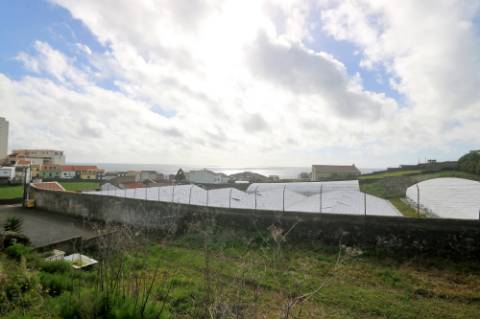 VENDA de AMPLO TERRENO junto à Praia das Milícias, com VISTA sobre o MAR, São Roque, Ponta Delgada