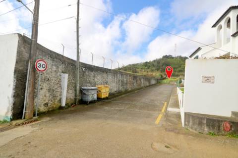 VENDA de AMPLO TERRENO junto à Praia das Milícias, com VISTA sobre o MAR, São Roque, Ponta Delgada