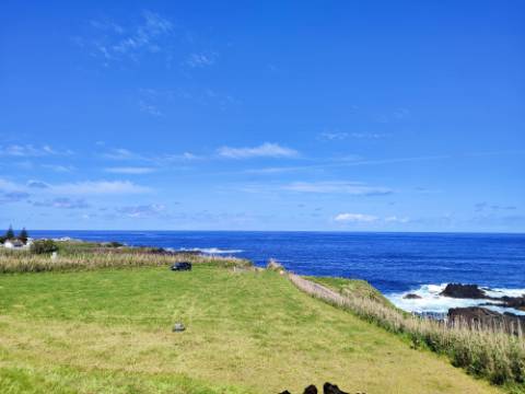 VENDA de AMPLO TERRENO à Beira Mar, nos Mosteiros, Ponta Delgada, com excelente vista panorâmica sobre o mar e serra
