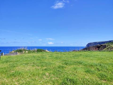 VENDA de AMPLO TERRENO à Beira Mar, nos Mosteiros, Ponta Delgada, com excelente vista panorâmica sobre o mar e serra