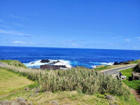 VENDA de AMPLO TERRENO à Beira Mar, nos Mosteiros, Ponta Delgada, com excelente vista panorâmica sobre o mar e serra