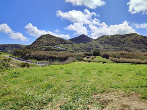 VENDA de AMPLO TERRENO à Beira Mar, nos Mosteiros, Ponta Delgada, com excelente vista panorâmica sobre o mar e serra