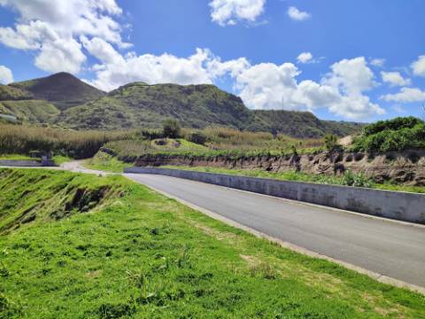 VENDA de AMPLO TERRENO à Beira Mar, nos Mosteiros, Ponta Delgada, com excelente vista panorâmica sobre o mar e serra