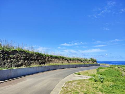 VENDA de AMPLO TERRENO à Beira Mar, nos Mosteiros, Ponta Delgada, com excelente vista panorâmica sobre o mar e serra
