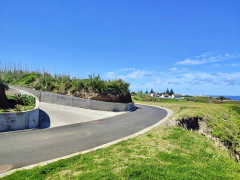 VENDA de AMPLO TERRENO à Beira Mar, nos Mosteiros, Ponta Delgada, com excelente vista panorâmica sobre o mar e serra