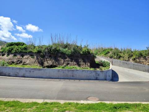 VENDA de AMPLO TERRENO à Beira Mar, nos Mosteiros, Ponta Delgada, com excelente vista panorâmica sobre o mar e serra