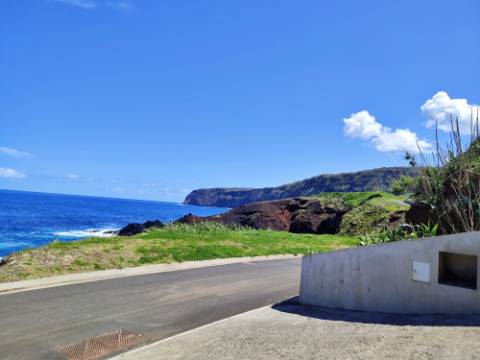 VENDA de AMPLO TERRENO à Beira Mar, nos Mosteiros, Ponta Delgada, com excelente vista panorâmica sobre o mar e serra