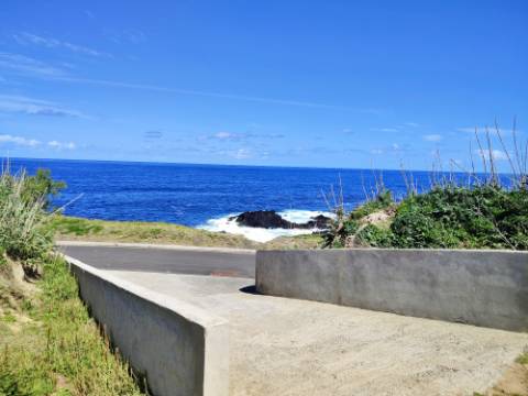 VENDA de AMPLO TERRENO à Beira Mar, nos Mosteiros, Ponta Delgada, com excelente vista panorâmica sobre o mar e serra