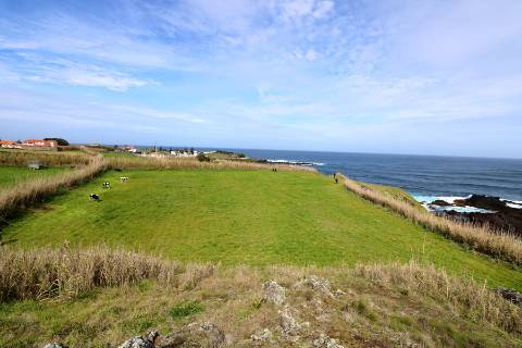 VENDA de AMPLO TERRENO à Beira Mar, nos Mosteiros, Ponta Delgada, com excelente vista panorâmica sobre o mar e serra