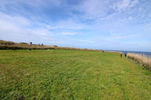 VENDA de AMPLO TERRENO à Beira Mar, nos Mosteiros, Ponta Delgada, com excelente vista panorâmica sobre o mar e serra