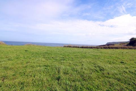 VENDA de AMPLO TERRENO à Beira Mar, nos Mosteiros, Ponta Delgada, com excelente vista panorâmica sobre o mar e serra