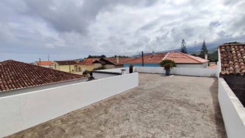 VENDA de VIVENDA - MORADIA com garagem, jardim e quintal - Santa Bárbara, Ribeira Grande, Ilha de São Miguel, Açores