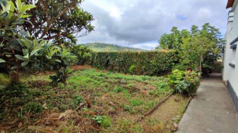 VENDA de VIVENDA - MORADIA com garagem, jardim e quintal - Santa Bárbara, Ribeira Grande, Ilha de São Miguel, Açores
