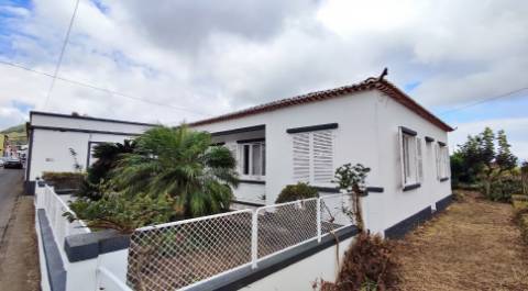 VENDA de VIVENDA - MORADIA com garagem, jardim e quintal - Santa Bárbara, Ribeira Grande, Ilha de São Miguel, Açores