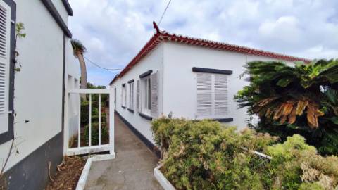 VENDA de VIVENDA - MORADIA com garagem, jardim e quintal - Santa Bárbara, Ribeira Grande, Ilha de São Miguel, Açores