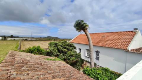 VENDA de VIVENDA - MORADIA com garagem, jardim e quintal - Santa Bárbara, Ribeira Grande, Ilha de São Miguel, Açores
