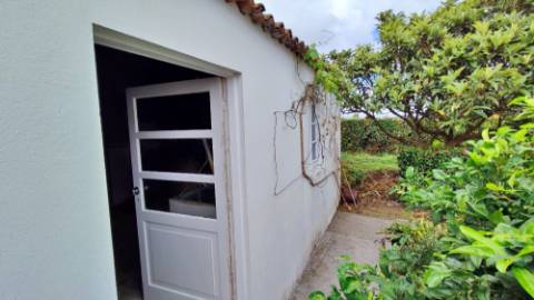 VENDA de VIVENDA - MORADIA com garagem, jardim e quintal - Santa Bárbara, Ribeira Grande, Ilha de São Miguel, Açores