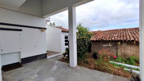 VENDA de VIVENDA - MORADIA com garagem, jardim e quintal - Santa Bárbara, Ribeira Grande, Ilha de São Miguel, Açores