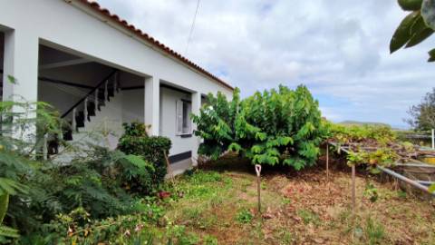 VENDA de VIVENDA - MORADIA com garagem, jardim e quintal - Santa Bárbara, Ribeira Grande, Ilha de São Miguel, Açores