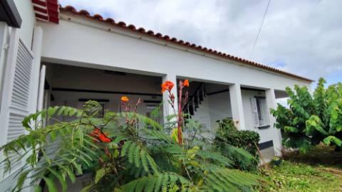 VENDA de VIVENDA - MORADIA com garagem, jardim e quintal - Santa Bárbara, Ribeira Grande, Ilha de São Miguel, Açores
