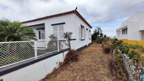 VENDA de VIVENDA - MORADIA com garagem, jardim e quintal - Santa Bárbara, Ribeira Grande, Ilha de São Miguel, Açores